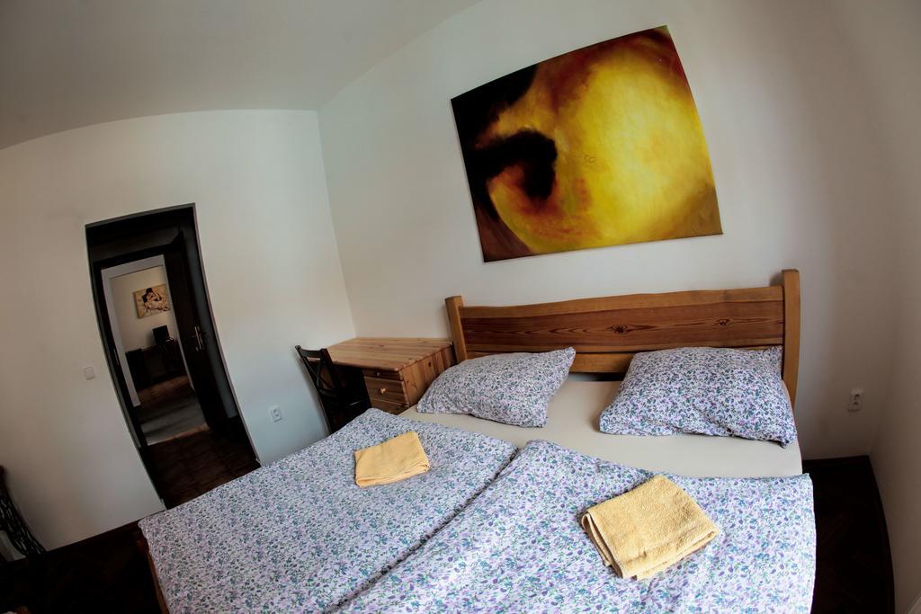 Hostel Singer Pub Ceske Budejovice Rom bilde
