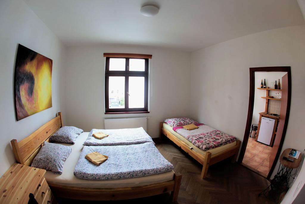 Hostel Singer Pub Ceske Budejovice Rom bilde