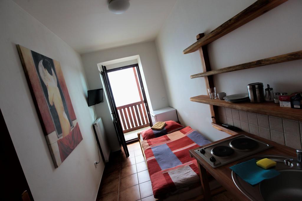 Hostel Singer Pub Ceske Budejovice Rom bilde